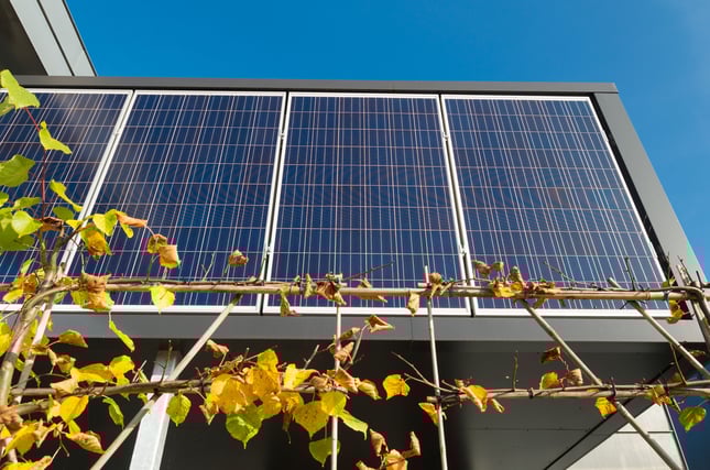 oficina con paneles solares