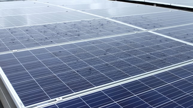 paneles solares y lluvia