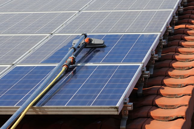 limpiar paneles solares playa.jpg