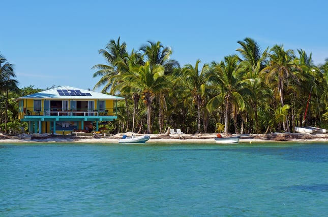 paneles solares en playa.jpg