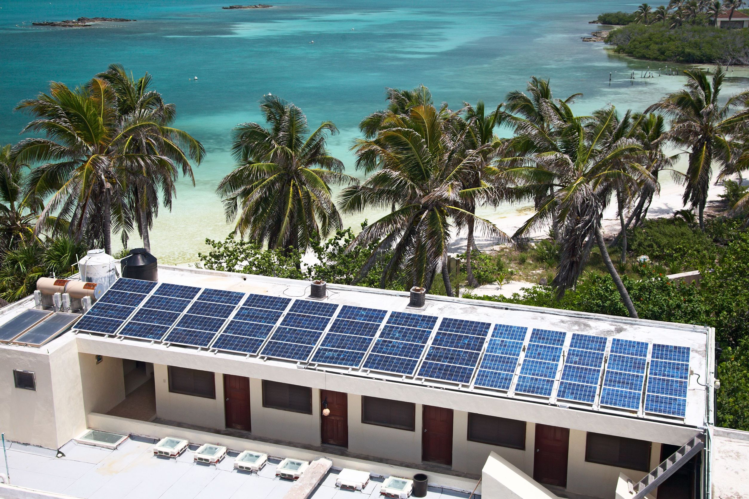 paneles solares en la playa.jpg